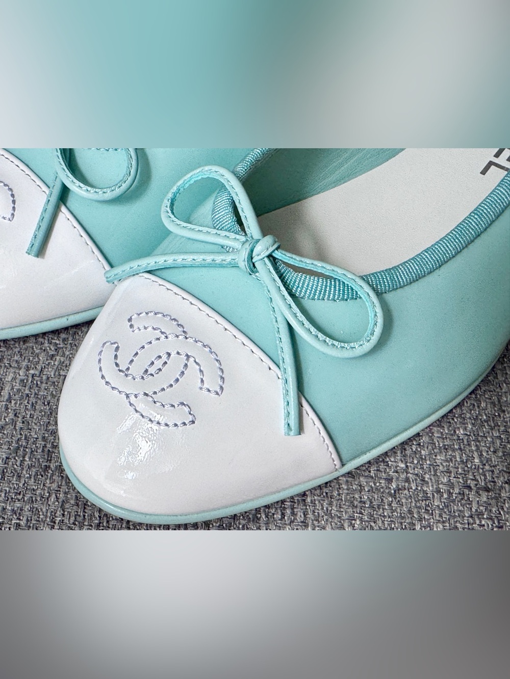 2026 CHANEL TURQUOISE PATENT LEATHER WHITE CC LOGO CAPTOE BALLET FLATS size 37C - Picture 7 of 16